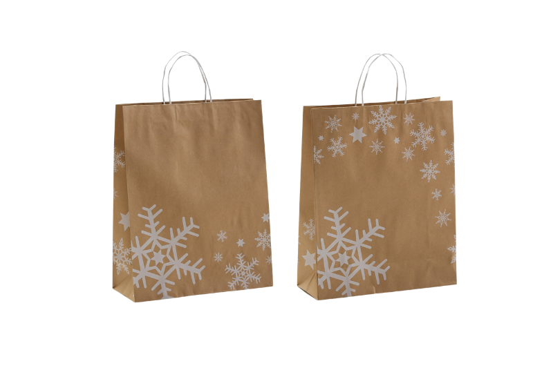 zwei braune Papiertaschen mit weißen Papierkordeln Sie sind umlaufend mit weißen Eiskristallen bedruckt, Vorder- und Rückseite sind verschieden. Zu sehen hier die große Taschenausführung. zu kaufen im Shop von tausendtypentragetaschen.de