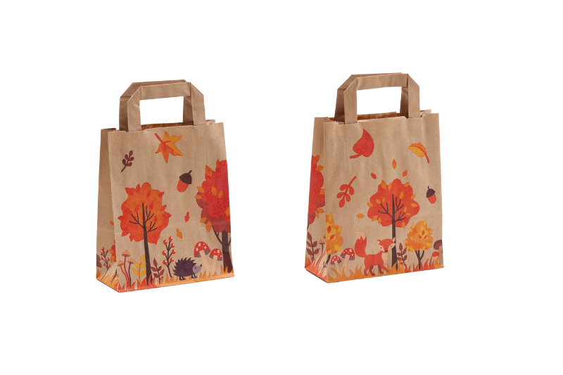 Papiertasche Herbstzauber aus braunem Kraftpapier mit orange-braunem Druck Blätter, Pilze, Igel, Fuchs, Vorder- und Rückseite verschieden; kleine Größe ca. A5
