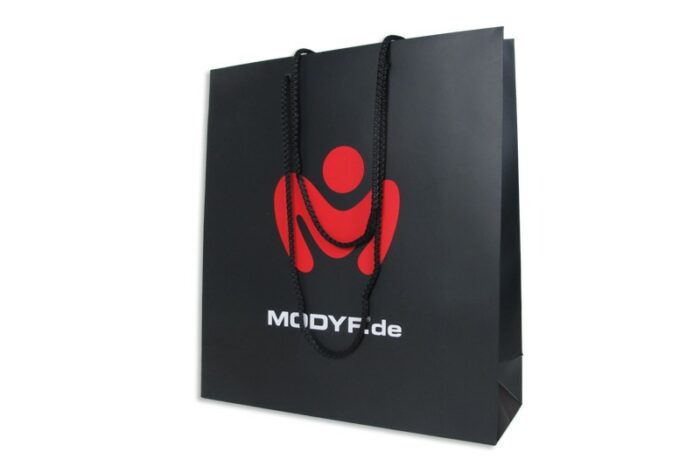 schwarz-rote Papiertasche von der Modyf mattlaminiert mit langer PP-Kordel