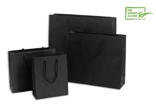 schwarze Papiertasche in vier Größen mit Baumwollkordeln, die Tasche besteht aus recyceltem braunen Kraftpapier und ist daher besonders nachhaltig