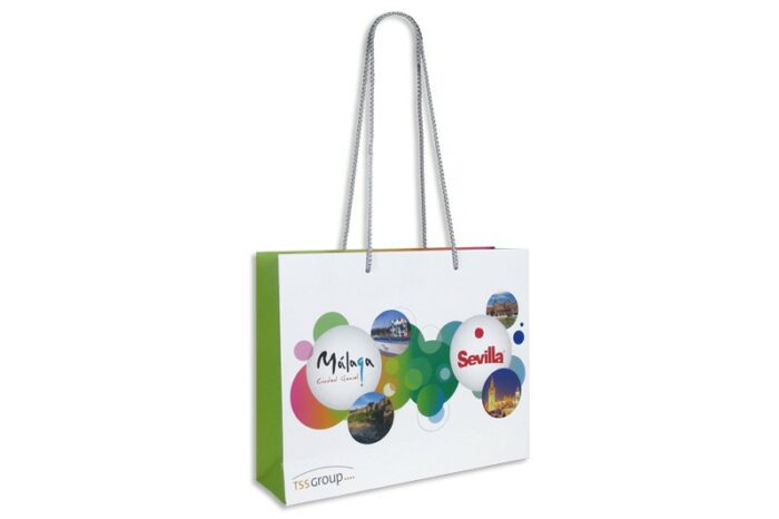 Messetragetasche aus Papier mit buntem Motiv für Reiseveranstalter TSS Group mattlaminiert