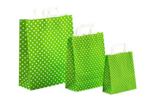 Papiertaschen mit Flachhenkel, weiß vollflächig maigrün mit weißen Punkten