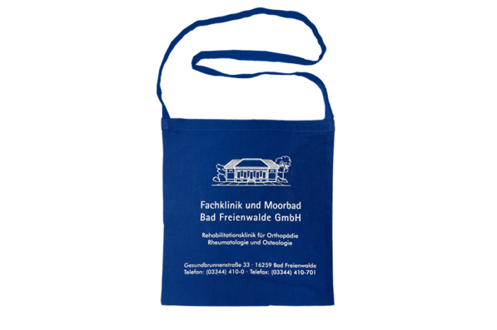 blaue Baumwolltasche mit einem extra langen Henkel, weißer Aufdruck Fachklinik und Moorbad Bad Freienwalde