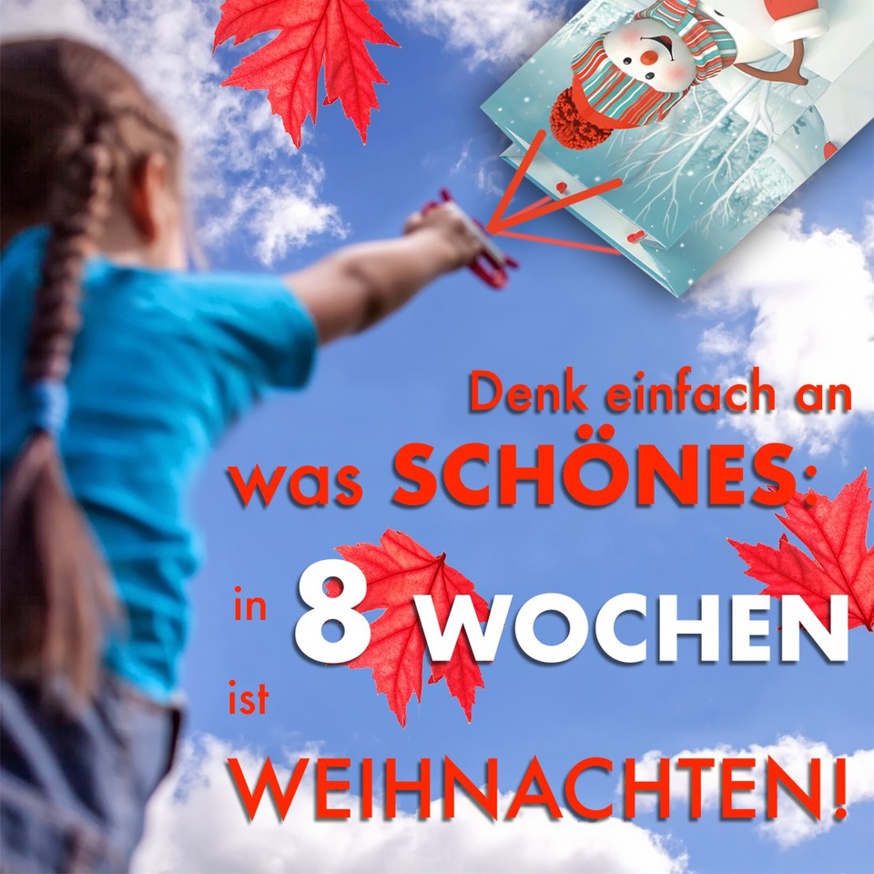 Tausentypentragetaschen Weihnachten Kind hält Weihnachtstaschen wie Drachen - in 8 Wochen ist Weihnachten