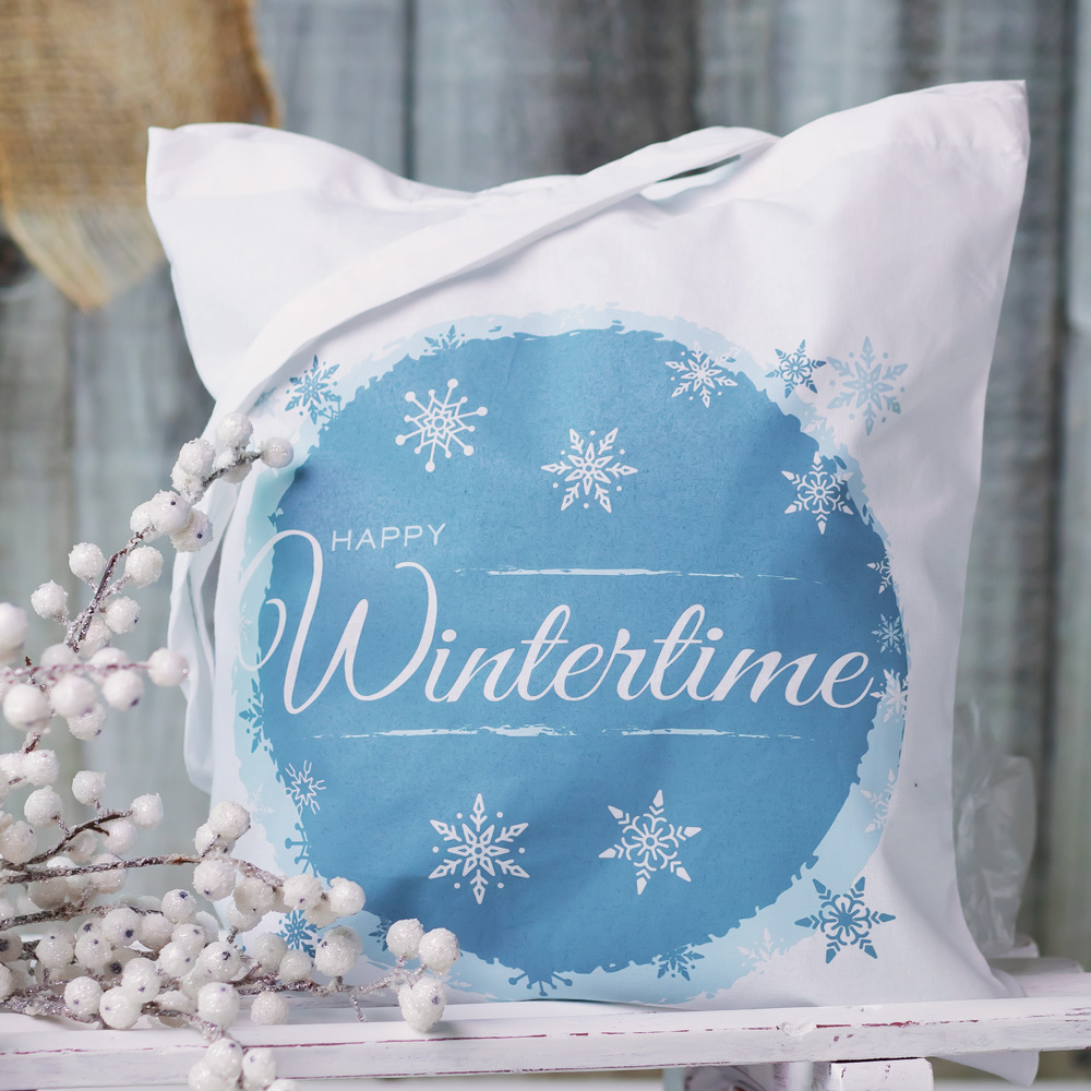 tausendtypentragetaschen - Wintertime Baumwolltragetasche weiß mit blauem Schneekristallmotiv und Schriftzug Wintertime