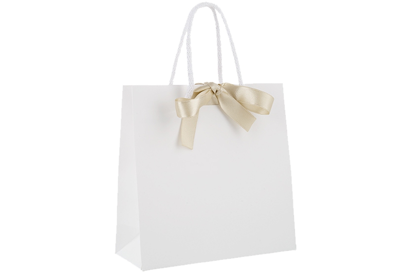 Papiertasche Present elfenbein mit Satinband und Kordel bei Tausendtypentragetaschen