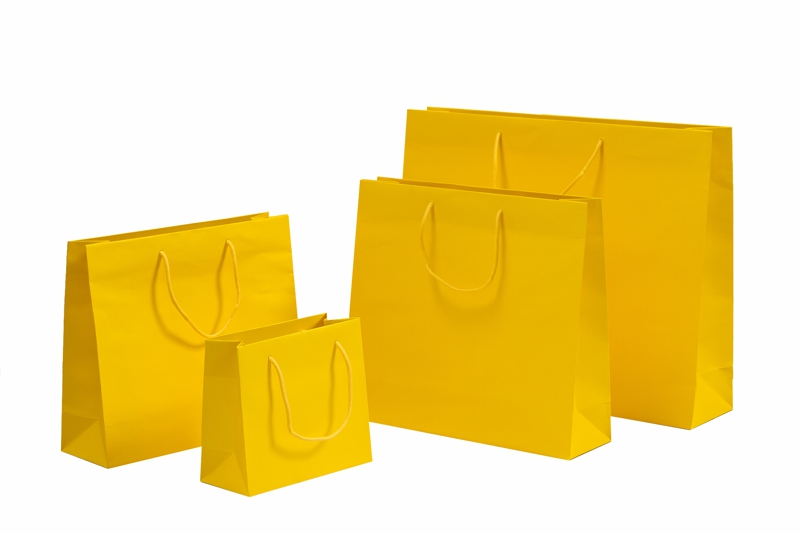 Gelbe Papiertaschen in vier Größen mit eingeknoteter Kordel in Taschenfarbe