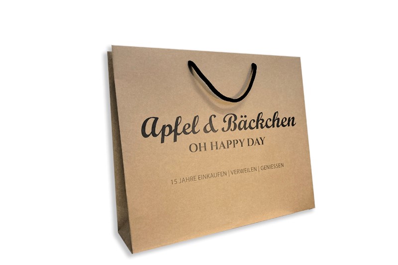 braune Papiertragetasche mit schwarzem Aufdruck Apfel & Bäckchen OH Happy Day