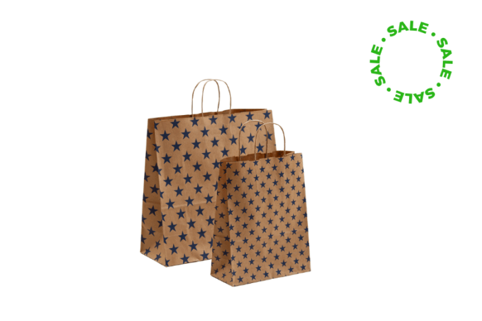 Braune Papierkordeltasche mit blauen Sternen als Streudruck über die ganze Tasche, 2 Abmessungen im Sale bei Tausendtypentragetaschen