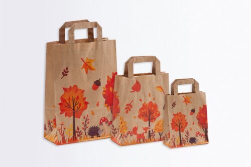 braune Flachhenkeltasche in drei Größen mit orange-braunem Herbstmotiv bedruckt, kleiner Fuchs, Igel und Blätter