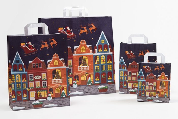 Gruppe der Papiertaschen Weihnachtshäuser, bunte Papiertaschen mit Häusern und Santa Claus am Himmel, Bild zeigt 4 Größen der Taschen