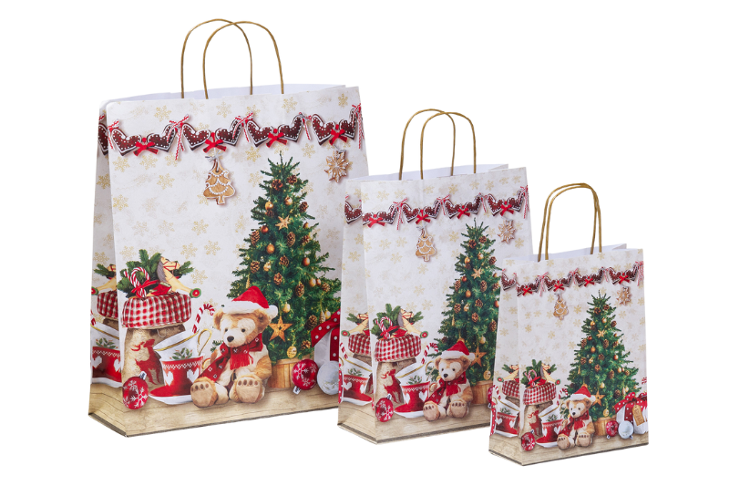 Papiertasche Weihnachtsteddy in 3 verschiedenen Größen, bunt mit Weihnachtsmotiven bedruckt, Teddy, Geschenke, Baum sehr nostalgisch in rot, grün und gold, mit Papierkordel