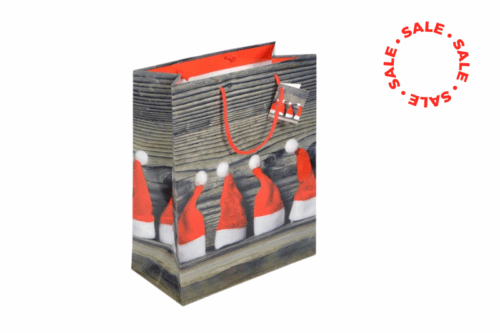 Geschenktasche Weihnachtsmützen mit glänzendem Motiv: rote Weihnachtsmützen auf dunklem Holzhintergrund, an de roten Kordeln ist eine Anhängeetikett im gleichen Look befestigt. Jetzt im Sale bei Tausendtypentragetaschen.de