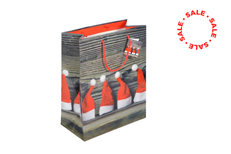 Geschenktasche Weihnachtsmützen mit glänzendem Motiv: rote Weihnachtsmützen auf dunklem Holzhintergrund, an de roten Kordeln ist eine Anhängeetikett im gleichen Look befestigt. Jetzt im Sale bei Tausendtypentragetaschen.de