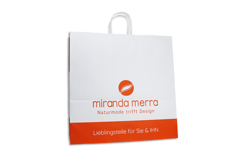 Weiße Papiertasche mit orangem Werebaufdruck für Miranda Merra in Dresden im Blogbeitrag von Tausendtypentragetaschen