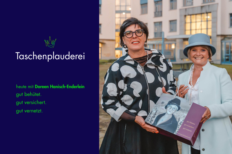 Taschenplauderei auf blauem Grund, daneben ein Bild von Janette Klemt und Doreen Hanisch-Enderlein mit einer bedruckten Papiertragetasche beim Sommerfest vom VDU